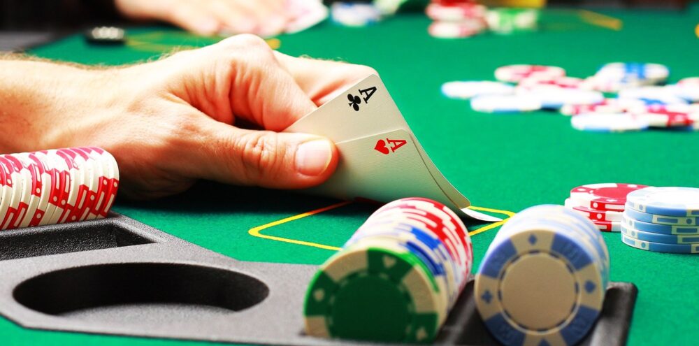 Luật chơi poker khá dễ hiểu